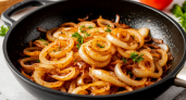 Этот простой приём делает жареный лук намного вкуснее: делюсь секретом