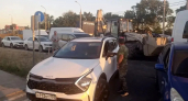 Проследят, чтоб лили только в бак и предупредят, если бензин кончается: на заправках Новороссийска начали работать волонтеры
