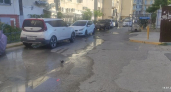 В Южном районе Новороссийска чистая вода уже около недели топит двор 