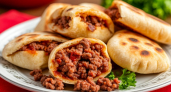 Запекаю лаваш с фаршем и картошкой — рулеты получаются сытнее чебуреков и без лишнего жира