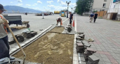 Все для людей! В Новороссийске ремонтируют плитку на велодорожках на городской набережной в разгар курортного сезона