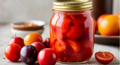 Помидоры со сливами на зиму: пикантный вкус, который все хвалят