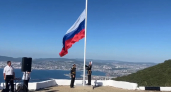 Триколор над городом-героем: Новороссийск отмечает День Государственного флага России