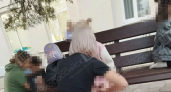 Раздевалка под открытым небом: в спортшколе в станице Натухаевской под Новороссийском родители вынуждены переодевать малышей на улице