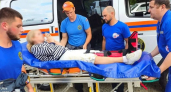 2 километра на носилках:  под Геленджиком спасатели пришли на помощь туристке, повредившей ногу на пути к водопадам 