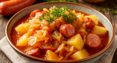 Капусту тушу с картошкой и колбасками — получается сытный ужин, как в Германии
