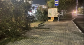 На остановках Новороссийска старые павильоны убрали, а новые не поставили: пассажиры остались без укрытия от дождя и ветра 