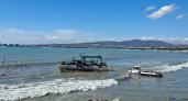 Грязь в море не попадет: в Геленджике во время шторма на мель село плавсредство