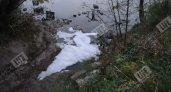 В Южные пруды Новороссийска мощным потоком хлещет пена