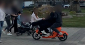 «Дети гоняют на бешеной скорости»: в Новороссийске появились прокатные электросамокаты с двигателем и педалями 