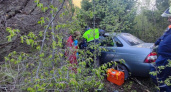 Под Новороссийском машина вылетела с трассы и врезалась в деревья