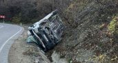 «Пузико греет»: под Новороссийском на серпантине микроавтобус улетел с дороги и перевернулся на крышу