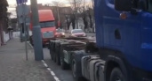 «Перейти дорогу – целый квест!»: новороссийцы пожаловались на припаркованные вдоль проезжей части фуры