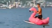 В Новороссийске парень катается по морю на розовом фламинго