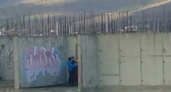 «Ждем, когда кто-нибудь упадет?»: в Новороссийске дети играют на крыше 13-этажного недостроя