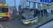 В Новороссийске автомобиль такси перевернулся и влетел в рекламный щит