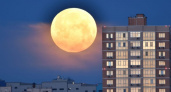 Червивое полнолуние: огромная Луна нависла над крышами многоэтажек Новороссийска