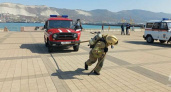 На площади у Морвокзала в Новороссийске спасатели тягали машины и штанги: в городе прошли соревнования по пожарному многоборью