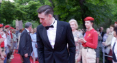 Дмитрий Дюжев делал селфи с горожанами прямо на красной дорожке: в Новороссийске прошло открытие кинофестиваля «Малая Земля»