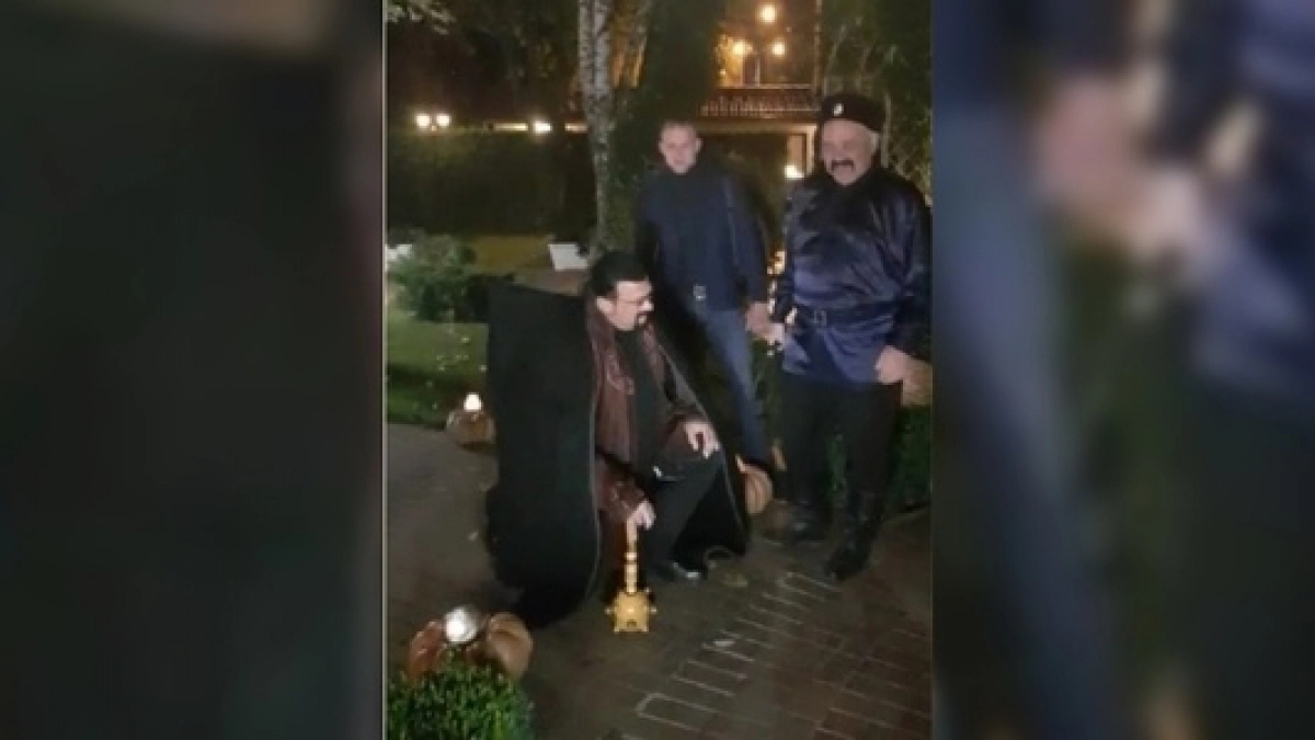 Стивена Сигала казаки в Краснодаре «отхлестали» плеткой и вручили булаву: момент попал на видео