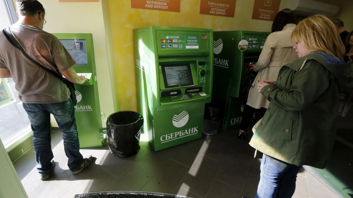 За вами следят! Банк проверяет каждое слово: какие фразы блокируют карты 