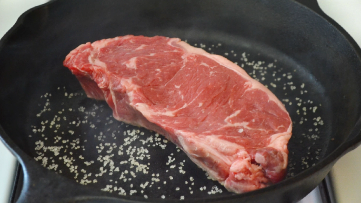 Соль против льда: как быстро разморозить мясо без потери сочности