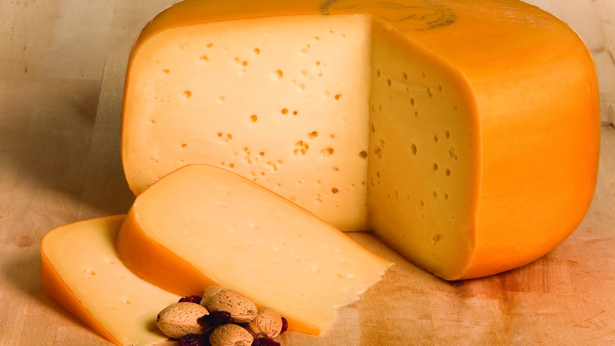 Приготовьте нежнейший сыр Гауда дома: всего два ингредиента, а вкус просто божественный