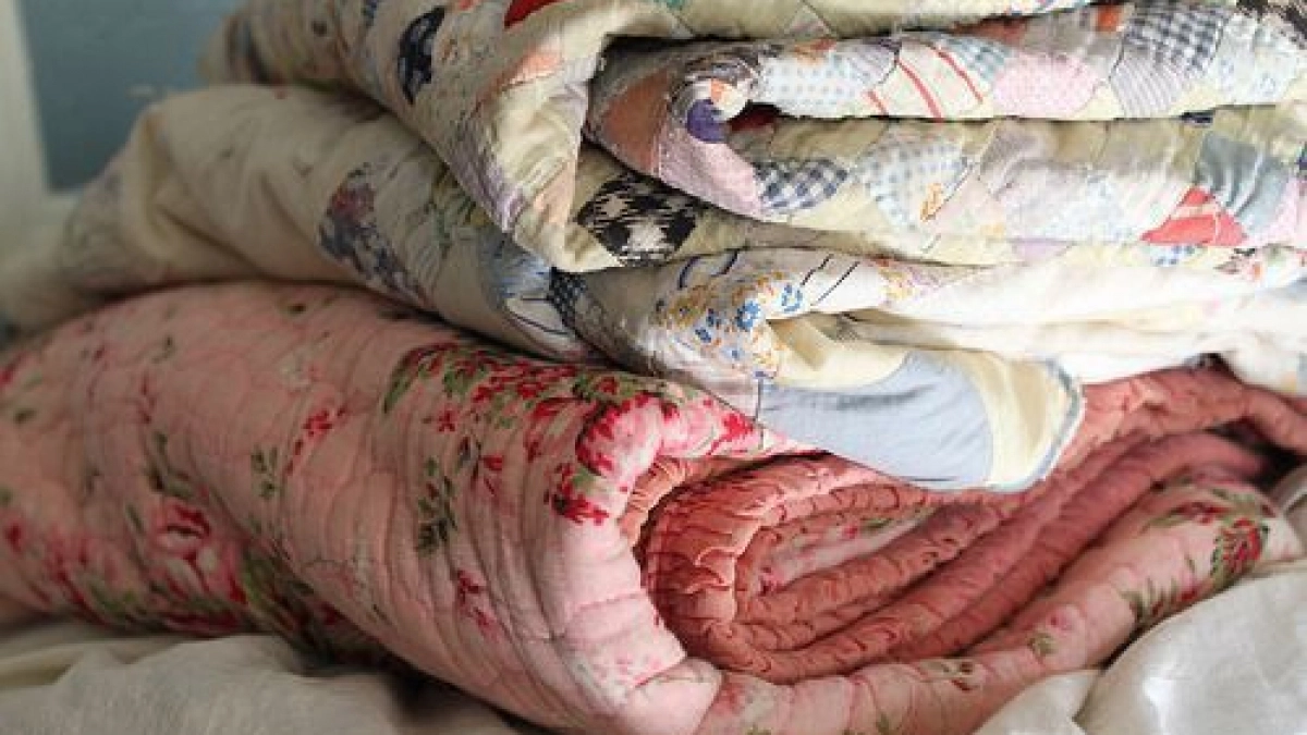 Не спешите выбрасывать старое покрывало: вернуть ему свежесть поможет обычная горчица - лайфхак от опытных хозяек