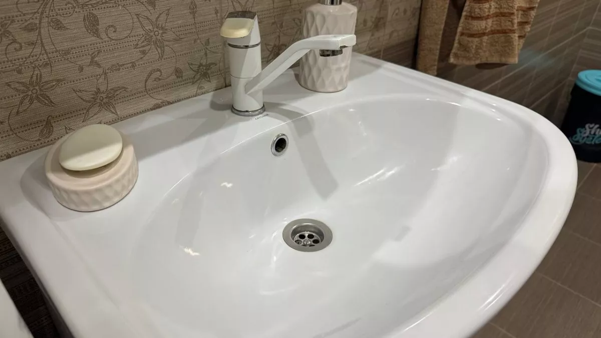 Выливаю 1 стакан в раковину на ночь — трубы прочищаются сами, вода уходит со свистом