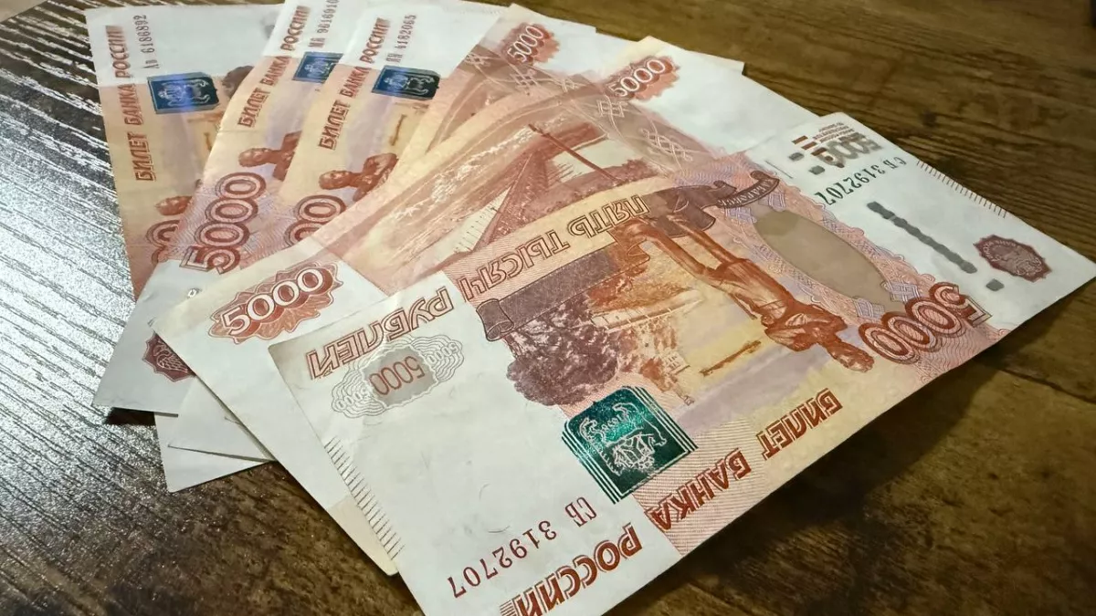 Крупные суммы наличными теперь под колпаком: что изменилось с марта и как не попасть на блокировку