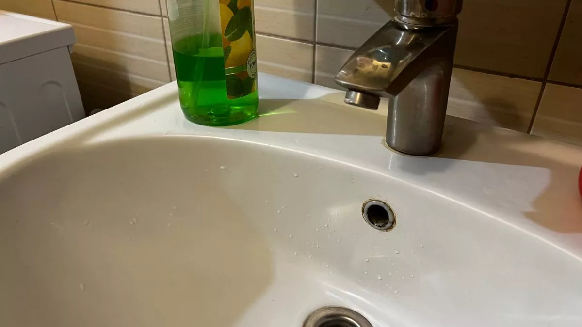 Сода и уксус залил на ночь — утром вода уходит без следа: дедовский метод чистки труб