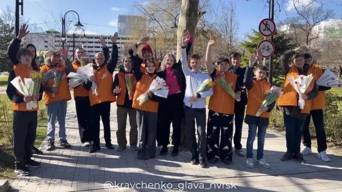 В Новороссийске высадился «Цветочный десант»: девушки получили цветы и море комплиментов