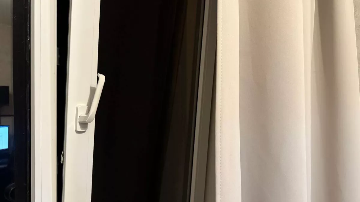 Перестал платить за обогрев улицы: старый сибирский способ утеплить окна за копейки