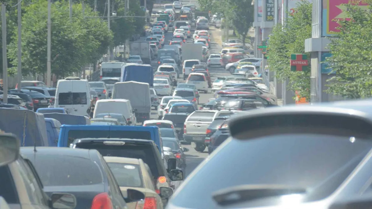   «Полный хаос! Кругом кратеры!»: новороссийцы часами стоят в пробках из-за ям и ремонтов 