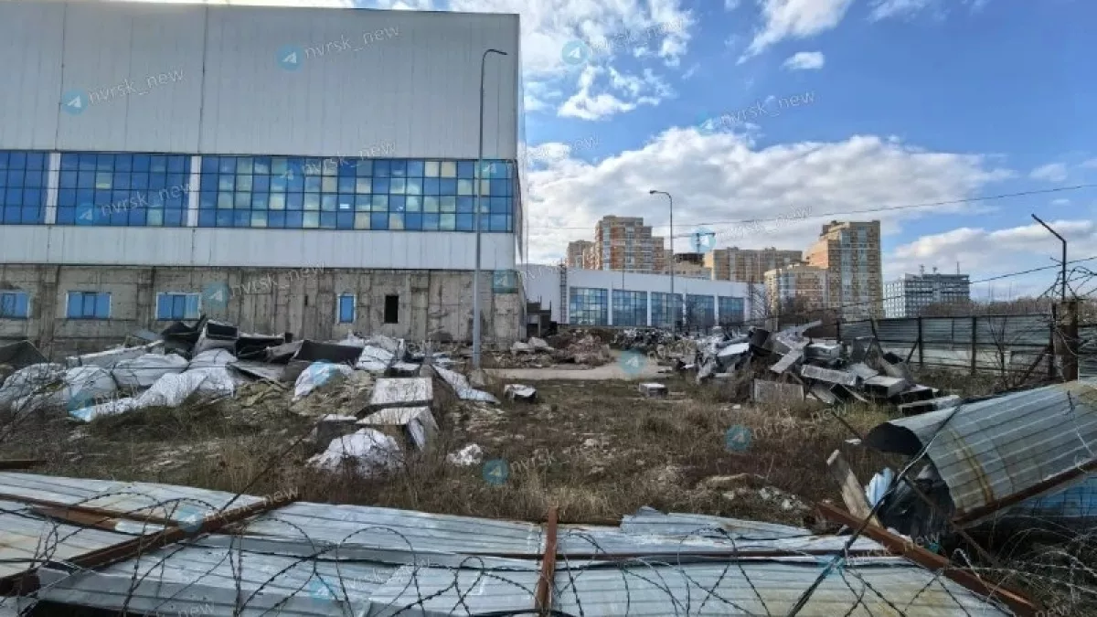 Поваленный забор и груда мусора: территория недостроенного Дворца спорта в Новороссийске превращается в помойку 