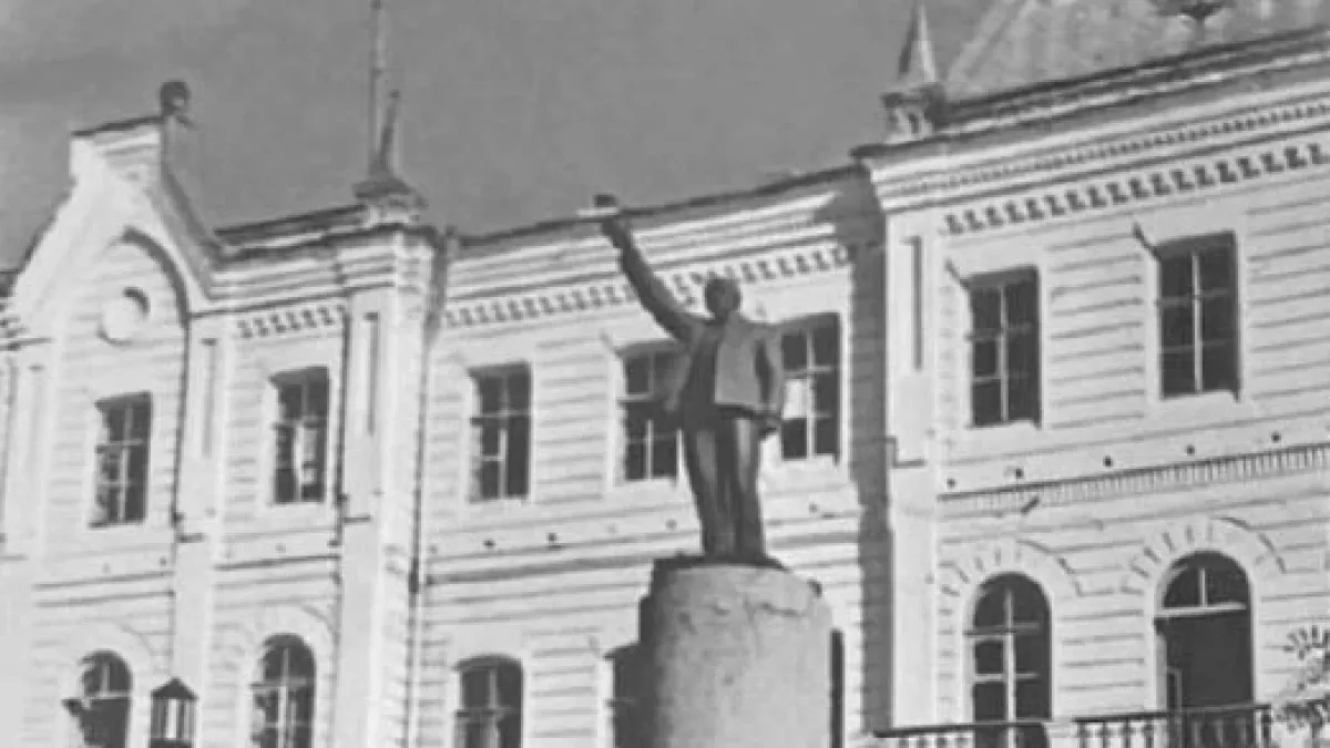 «Ленин жил, жив и будет жить!»: в Новороссийске отремонтируют памятник вождю пролетариата 