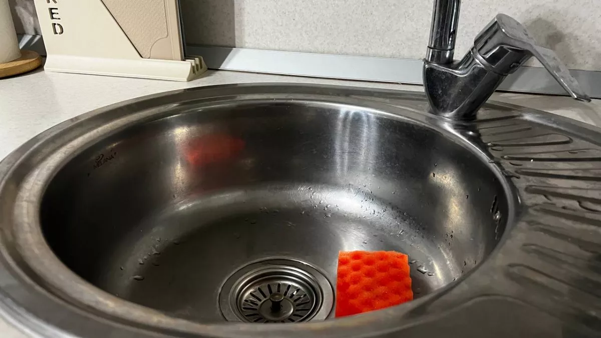 Выкинула все поролоновые губки: эта старая тряпка моет посуду лучше и не воняет никогда