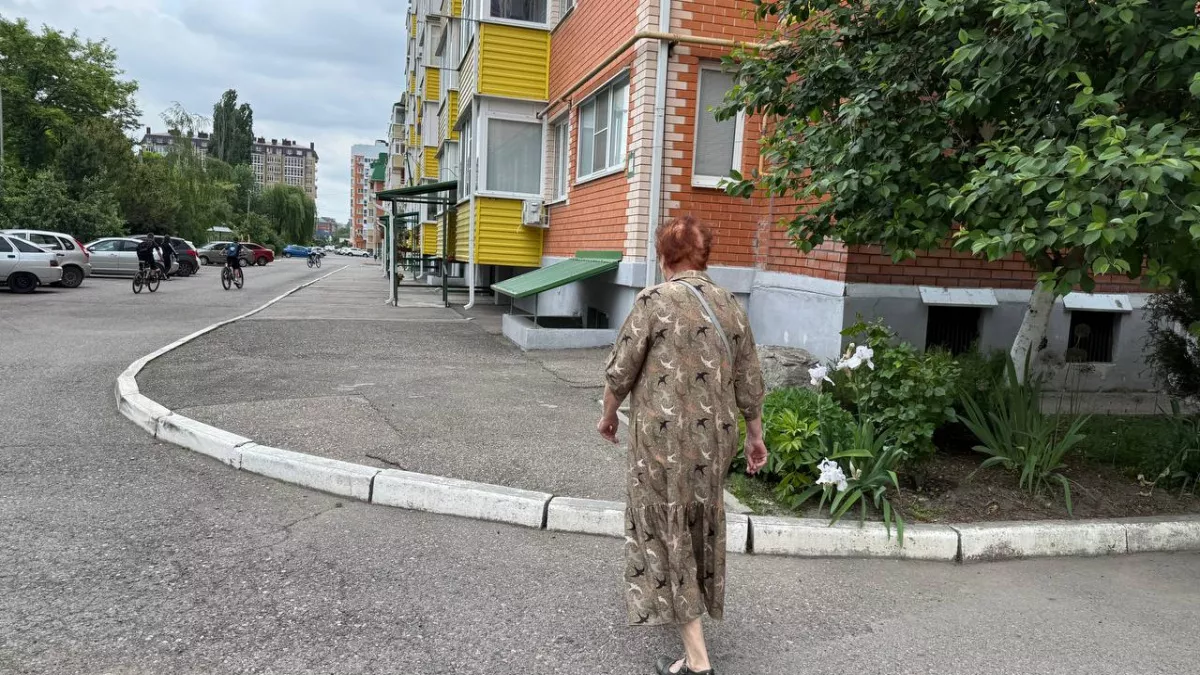 Один в большой квартире: почему пенсионерам это выгодно, но опасно