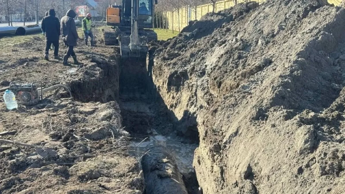«Когда прекратится потоп на Мира?!»: одна из центральных улиц Новороссийска превратилась в реку, из-за ремонта труб 