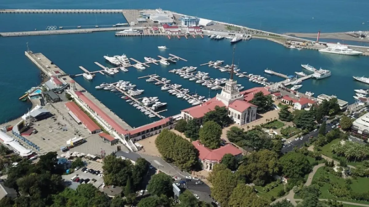 Один мужчина пострадал, сотни пассажиров аэропорта не смогли улететь: как Сочи пережил ночную атаку вражеских беспилотников 