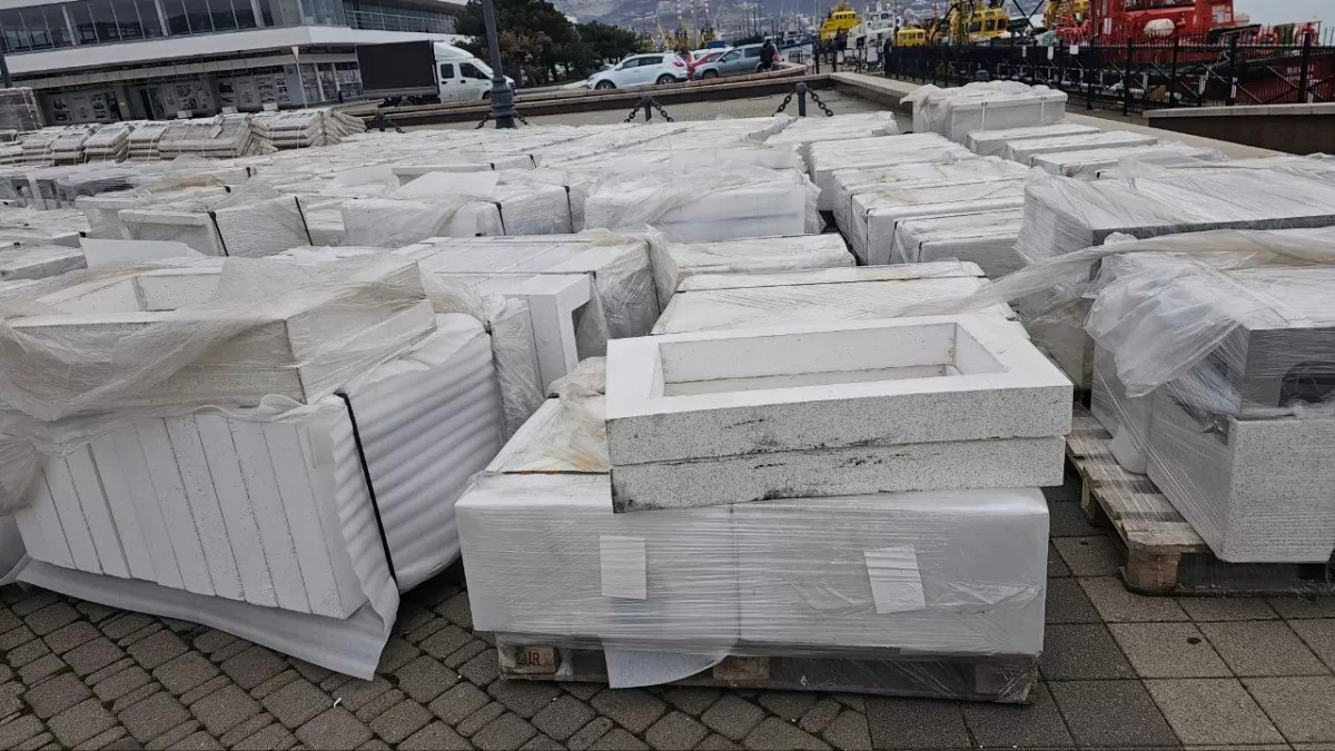 Форумная площадь на набережной в Новороссийске превратилась в склад под открытым небом 