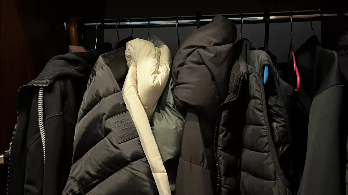 Забудьте про стирку: лайфхак, который вернет манжетам пуховика первозданный вид за минуты