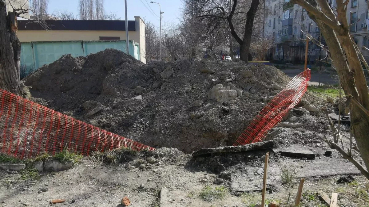 Тепловики оставили 3-метровую яму без ограждения и оголенные трубы в одном из дворов в центре Новороссийска 