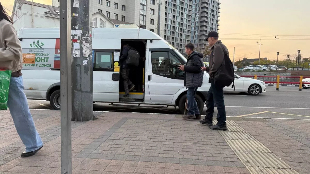 В Новороссийске пассажиры устроили пьянку в салоне маршрутки: водитель отказался их высаживать  