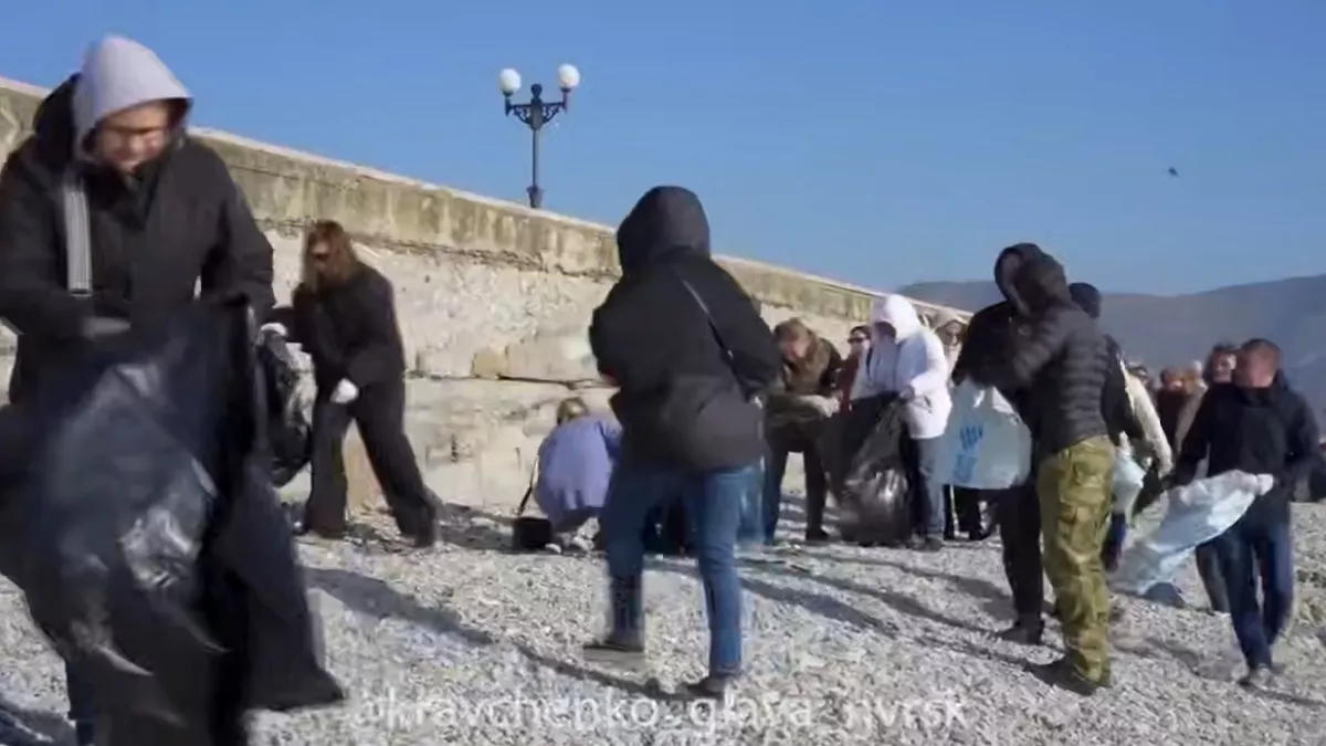 С заботой о городе-герое: новороссийцы приняли участие в масштабном субботнике