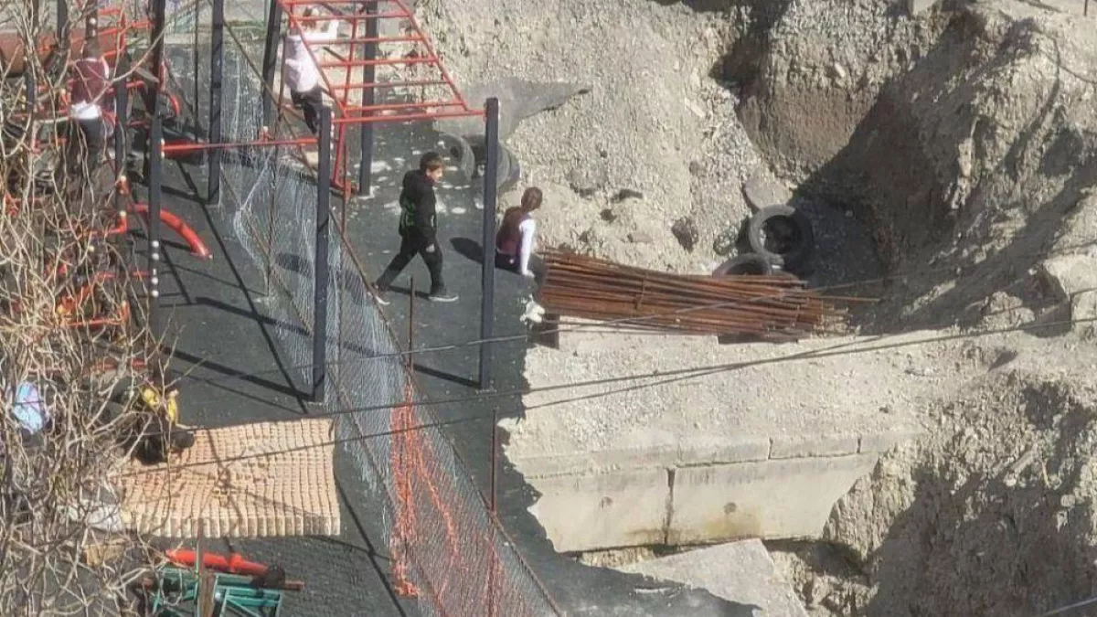 В Новороссийске дети играют на краю: опасные траншеи привлекли школьников