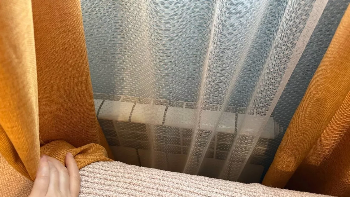 «Почему нельзя просто убавить батареи!?»: новороссийцы спят с открытыми окнами и получают баснословные счета за отопление 