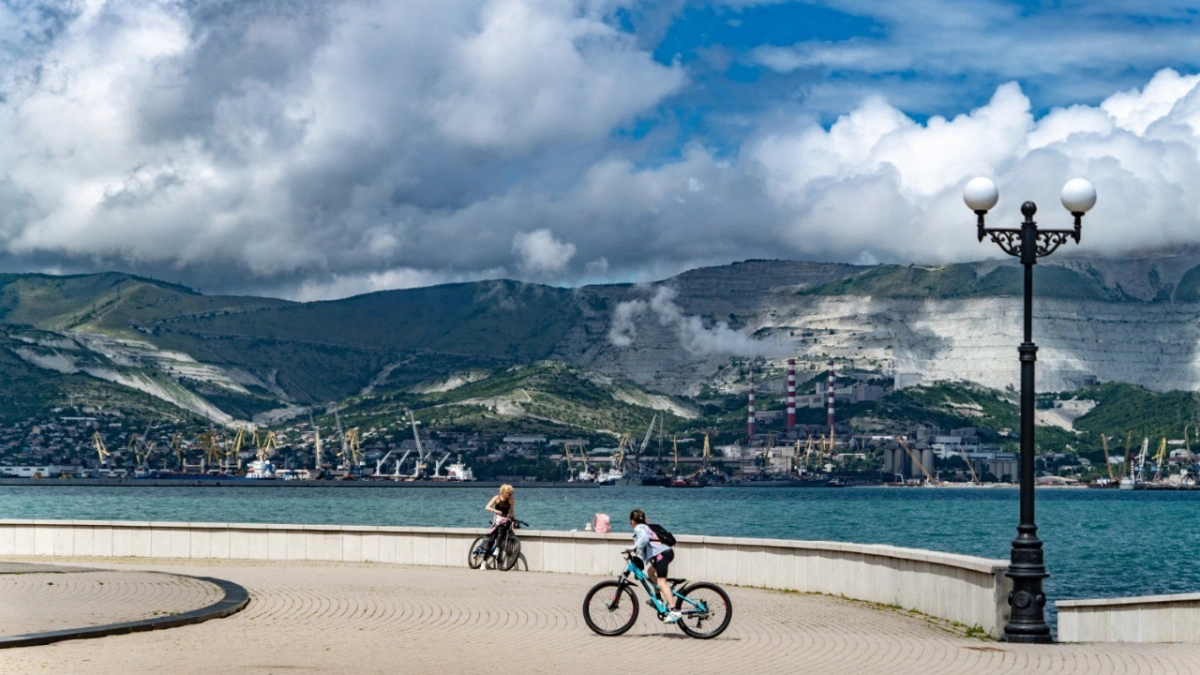 Сезон еще не начался, а купаться уже не хочется: новороссийцы сняли на видео поток фекалий, хлещущий в море 