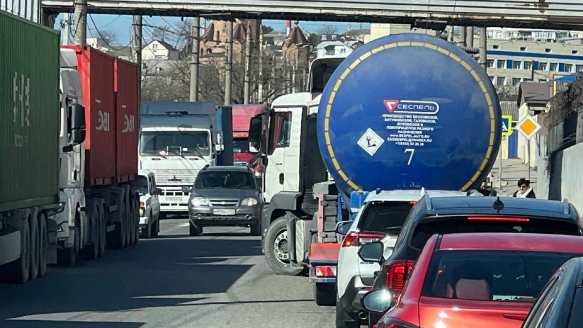 НАША узнала, когда залатают легендарную яму на улице Судостальской в Новороссийске: спойлер – потерпеть осталось чуть-чуть   