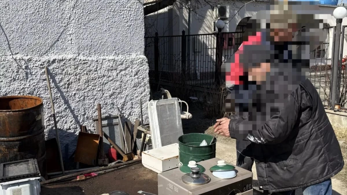 Пенсионер из Новороссийска организовал нелегальный пункт приёма металла прямо во дворе многоэтажки 